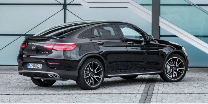 Пневмоподвеска идет уже «в базе», на модели Mercedes-AMG GLC 43 Coupe установлены иные поворотные…