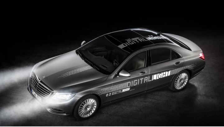 Презентация революционного освещения доверена седану S-класса, ведь именно «эска» стала в 2013 году…