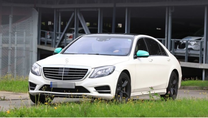 Мало кто обратит внимание на белый дорестайлинговый седан. А ведь перед нами так называемый мул, то…