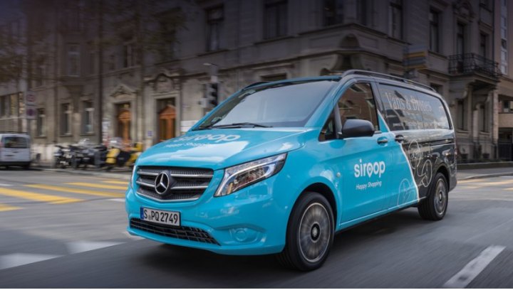 Задействованная в проекте пара фургонов Mercedes-Benz V-класса отличается от обычных только…