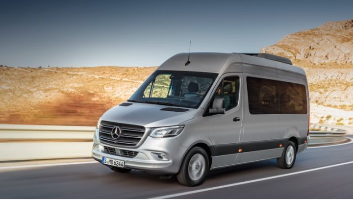 После смены поколений Mercedes Sprinter легче всего узнать по изменившимся фарам, решётке радиатора…