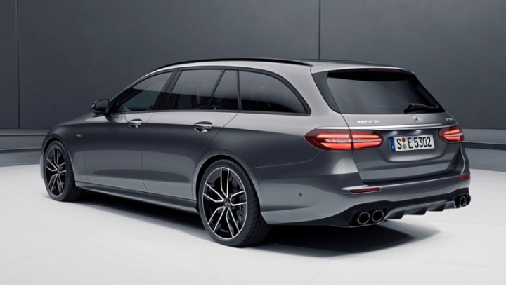 От моделей Mercedes-AMG E 43 новинка отличается капотом с дополнительными продольными ребрами, иным…