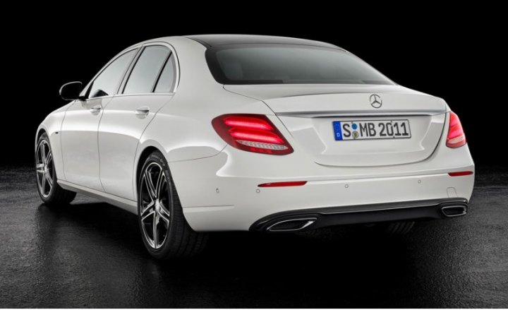 Седан Mercedes E 400d 4Matic в смешанном цикле выпивает по 5,5–5,8 л топлива на каждую сотню…