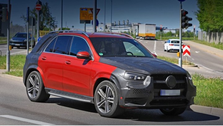 Для вседорожника Mercedes GLE предложат два исполнения ― спортивное с AMG-пакетом (на фотографии) и…