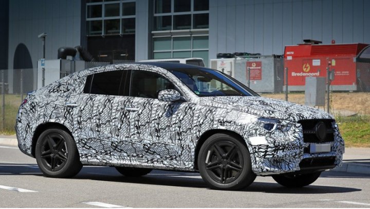 Вместо версии Mercedes-AMG GLE 43 4Matic Coupe немцы подготовят бензоэлектрическую модификацию GLE…