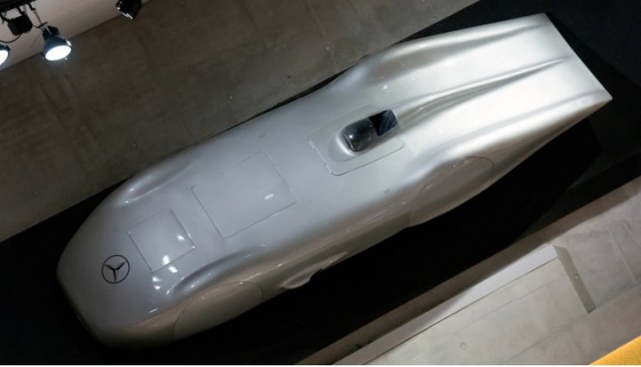 Автомобиль W125 Rekordwagen был оснащен мотором V12 5.6 с двумя приводными компрессорами,…