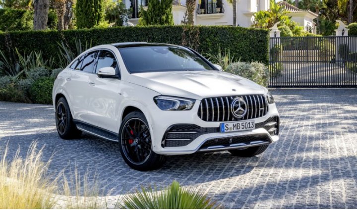 Внешне AMG-вариация выделяется специфическими решеткой радиатора, бамперами и выхлопными…