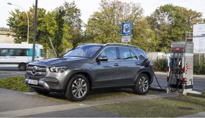 Зарядный лючок в GLE 350 de расположен на левом заднем крыле. От колонки постоянного тока батарея…
