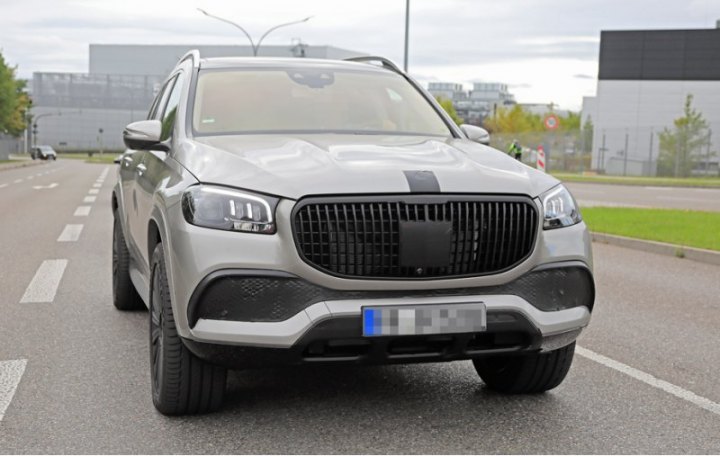 От обычного GLS версию Mercedes-Maybach внешне должны отличать решетка радиатора (тут она темная,…