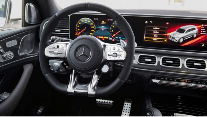 Семиместный салон «джи-эль-эса» пестрит атрибутикой AMG. По умолчанию идет отделка черной кожей…