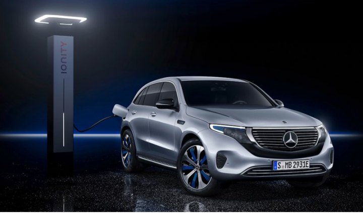 Версия EQC 400 4Matic в Америке будет «начинаться» с $68 895 (4,3 млн рублей). Два электромотора на…