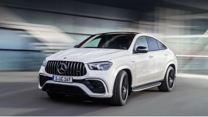 Решётка AMG в глянцевом хроме и перекроенный бампер сразу выделяют Mercedes-AMG из ряда простых…