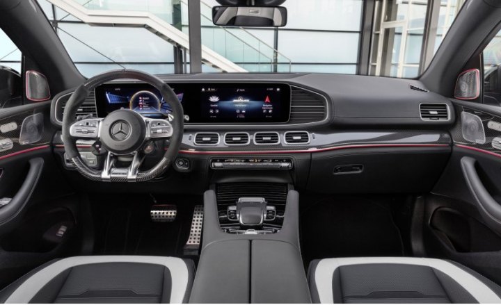 Руль AMG Performance и сиденья AMG с кожей наппа дополняют антураж версии 63, а у 63 S вдобавок…