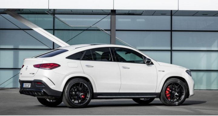 Сзади купеобразный паркетник GLE 63 выделяется черным диффузором и такого же цвета прямоугольными…