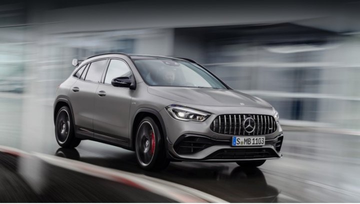 Решётка AMG и крупные воздухозаборники издали выделяют этот GLA из череды других версий. Колёсные…