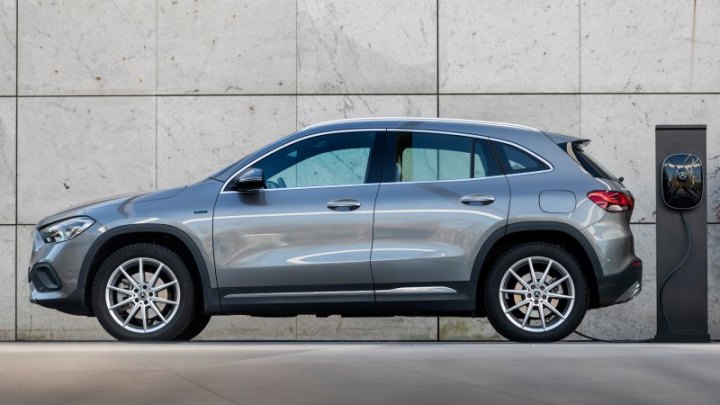 Кроссовер GLA — самый прожорливый и медленный в линейке 250 e. Разгон до сотни занимает 7,1 с (CLA…