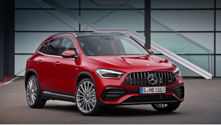Mercedes-AMG GLA 35 выглядит относительно скромно — характерная решётка радиатора с вертикальными…