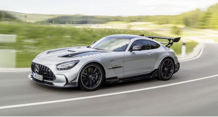 Вес снижен за счет углеродокерамических тормозов, крыши из углепластика, элементов крепления…