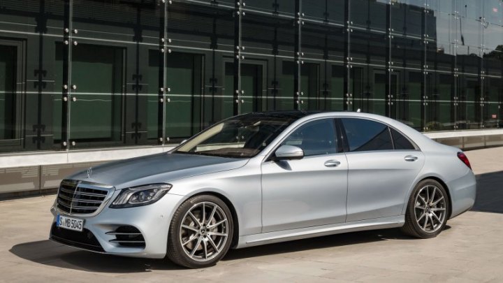 Минувшим летом, когда дореформенный S-класс (на снимке) дважды пострадал от утечки масла, к…