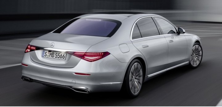 По умолчанию в России Mercedes S-класса серии W223 получил светодиодную оптику, пневмоподвеску,…