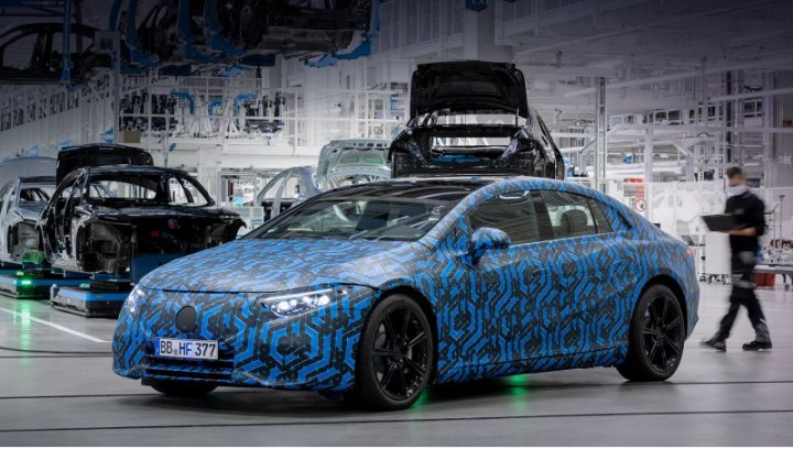 Пятидверка EQS обозначается как «electric luxury sedan» и батарейный аналог S-класса. Она…