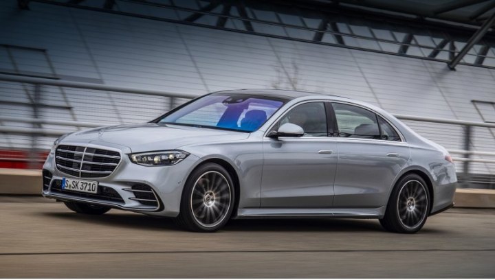 Mercedes S 580 4Matic длиной 5289 мм и снаряжённой массой 2115 кг ускоряется до сотни за 4,4 с, а…