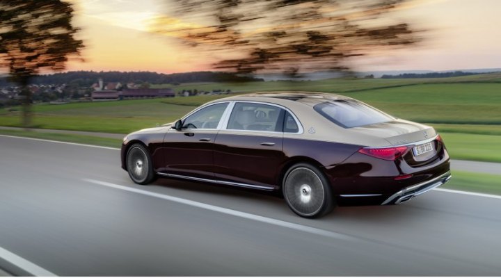 Индекс 580 указывает на битурбомотор V8 4.0 (503 л.с., 700 Н·м), как у собрата под маркой…