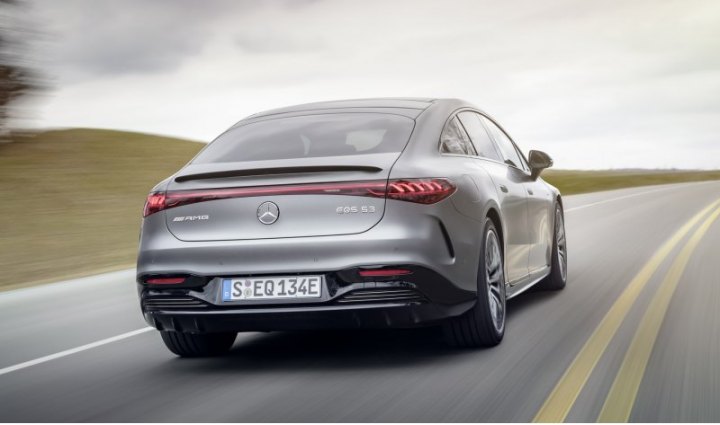 Задний спойлер тут крупнее, чем у EQS AMG Line. Предложены колесные диски на 20 и 21 дюйм в…