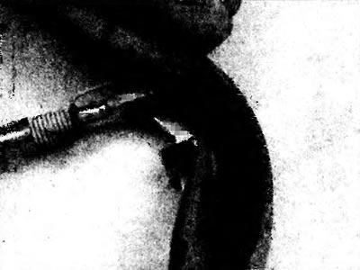 6.62. Если стояночный тормоз подобен этому, снимите пружину рычага регулятора.