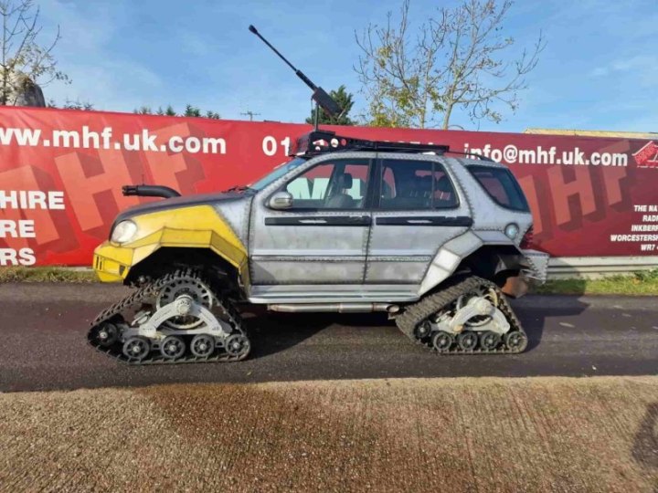Согласно описанию на «eBay», Mercedes-Benz ML500 2002 года выпуска был превращен из обычного…