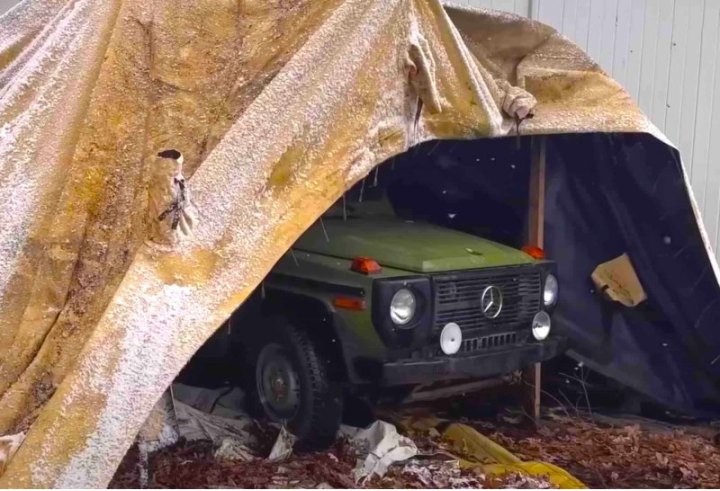 Армейский внедорожник Mercedes G-Class нашли брошенным на десятилетие в военной палатке