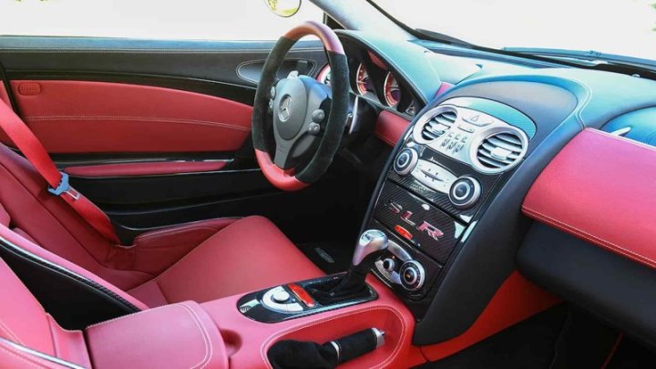 Речь идет о купе SLR McLaren. Машина выпускалась период с 2003 по 2010 годы и сошла с конвейера в 2…