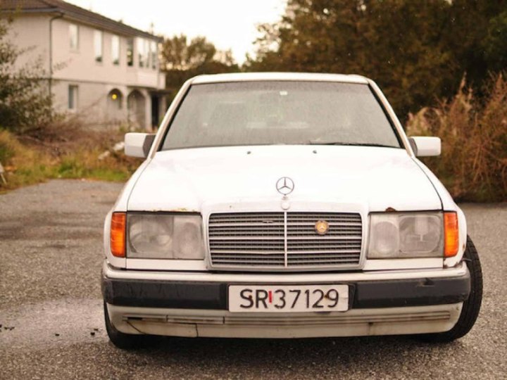 Фотографии машины накануне опубликовали в соцсетях. И на них видно, что E-Class (W124), сошедший с…