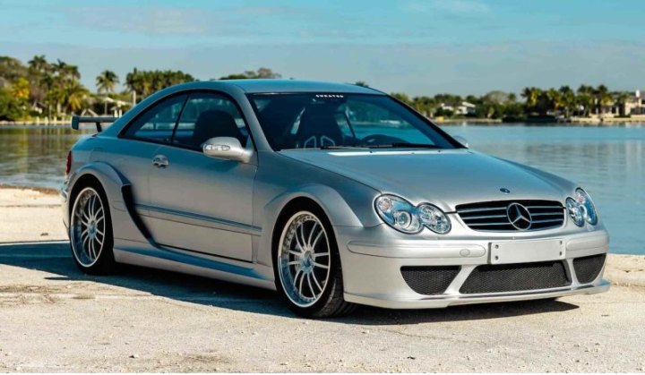 На продажу выставили очень редкий Mercedes CLK DTM AMG