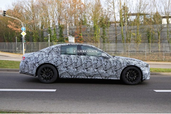 Бока автомобиля сильно замаскированы, но похоже, что E-Class шестого поколения будет иметь…