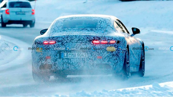 На корме авто расположатся оригинальные задние бампер и диффузор. А еще AMG GT продемонстрирует…