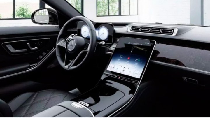 В исполнении Mercedes-Maybach S 450 4Matic на сидениях первого ряда уже нет функции массажа, а на…