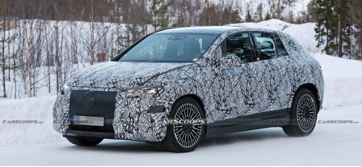 Кроссовер Mercedes-AMG EQE 2023 года попался на тестах