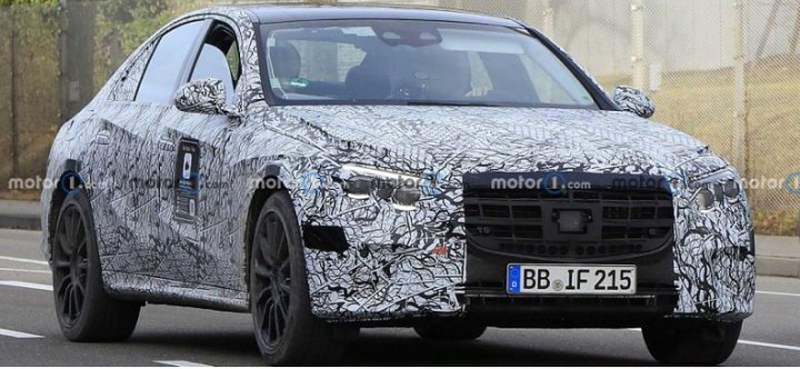 Компания Mercedes-Benz тестирует бизнес-седан E-Class 2023 модельного года