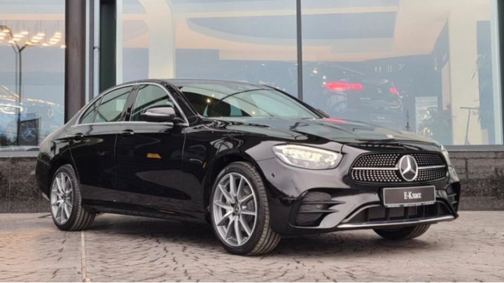 Седан Mercedes-Benz E-Class в модификации E 450 4MATIC Sport, наоборот, стал дешевле на 122 тысяч…