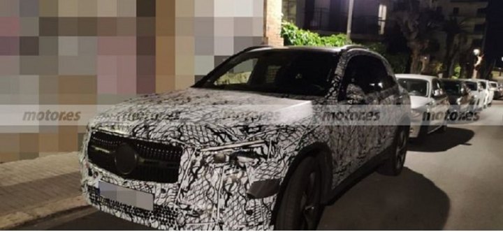 Новый Mercedes GLC 2022 года вышел на тесты с меньшим количеством камуфляжа