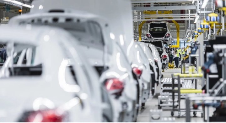 Между тем, Lada, самый популярный бренд в России, который принадлежит АвтоВАЗу, входящего в состав…