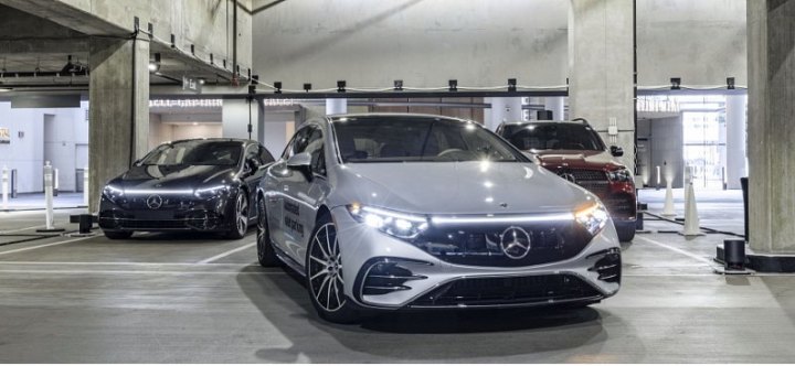 Концерн Mercedes продемонстрировал автоматизированную парковку с помощью EQS