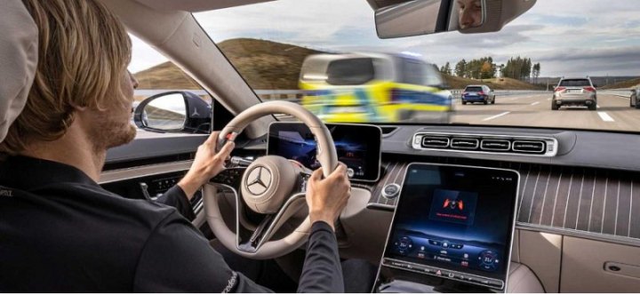 Mercedes заявил об ответственности за возможную неправильную работу ее автопилота