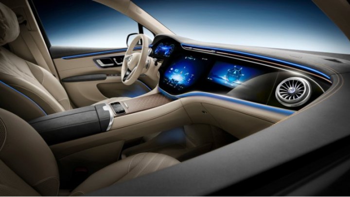 Как и новые седаны EQS и EQE, Mercedes-Benz EQS получит цифровую приборную панель MBUX Hyperscreen,…