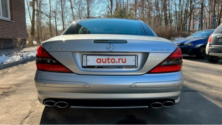 Под капотом находится 5,4-литровый компрессорный мотор V8 с отдачей на 500 лошадиных сил в тандеме…