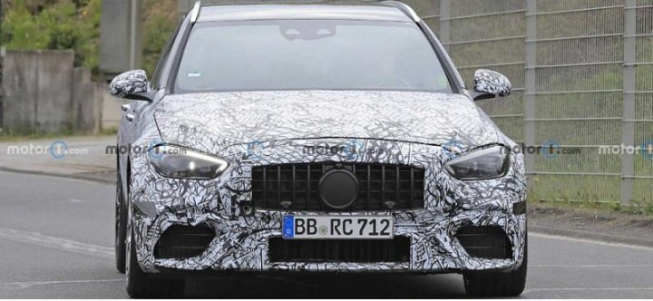 На тестах запечатлен прототип «заряженного» универсала Mercedes-AMG C63 2023 года