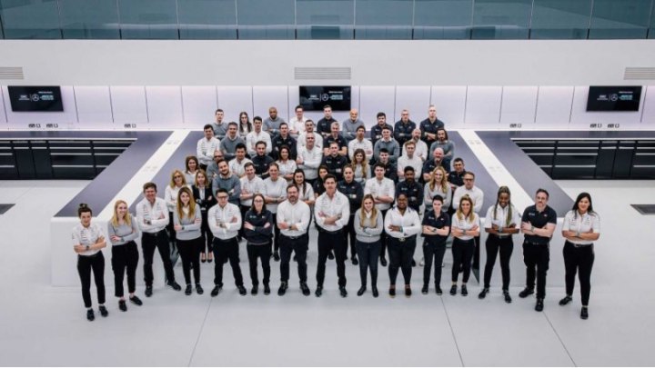 Цена Pilot's Watch Chronograph 41 Edition Mercedes-AMG Petronas Formula One Team составляет 7 850…