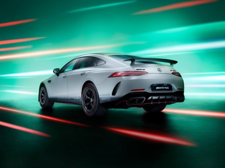 В салоне покупатели увидят сиденья AMG Performance с черной кожей наппа и красной контрастной…