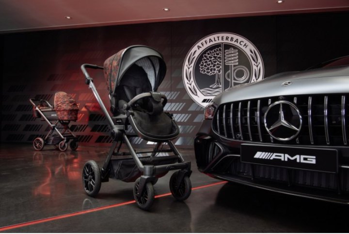 Брендовые детали AMG можно найти на обеих сторонах алюминиевой рамы, а также в виде светоотражающей…